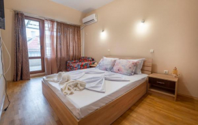 Azure Pretty Apartment TOP Location near Sea Garden